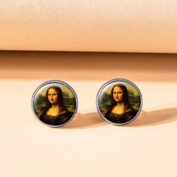 🖼 Awesome Mona Lisa Button Stud Earrings 🖼 - Picture 1 of 4